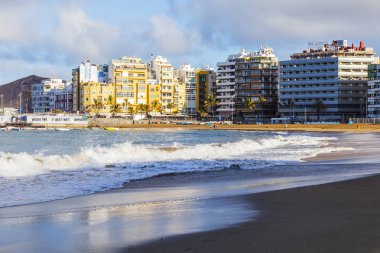 Las Palmas de Gran Canaria, İspanya, 10 Ocak 2018 üzerinde. Kış güneşi Playa de Las Canteras beach Atlantik Okyanusu ve güzel dolgu banka üzerinde ışıklar.