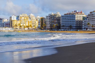 Las Palmas de Gran Canaria, İspanya, 10 Ocak 2018 üzerinde. Kış güneşi Playa de Las Canteras beach Atlantik Okyanusu ve güzel dolgu banka üzerinde ışıklar.