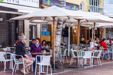 Las Palmas de Gran Canaria, İspanya, 10 Ocak 2018 üzerinde. İnsanlar yemek ve Playa de Las Canteras plaja yakın dolgu üzerinde kafede dinlen 