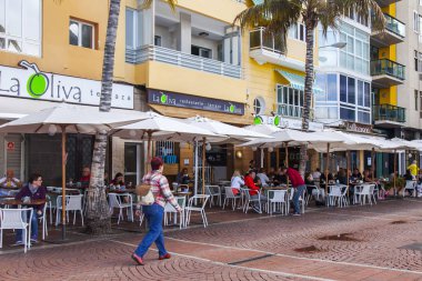 Las Palmas de Gran Canaria, İspanya, 10 Ocak 2018 üzerinde. İnsanlar yemek ve Playa de Las Canteras plaja yakın dolgu üzerinde kafede dinlen 
