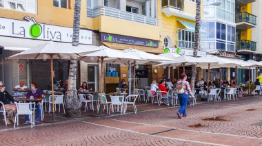 Las Palmas de Gran Canaria, İspanya, 10 Ocak 2018 üzerinde. İnsanlar yemek ve Playa de Las Canteras plaja yakın dolgu üzerinde kafede dinlen 