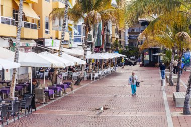 Las Palmas de Gran Canaria, İspanya, 10 Ocak 2018 üzerinde. İnsanlar yemek ve Playa de Las Canteras plaja yakın dolgu üzerinde kafede dinlen 