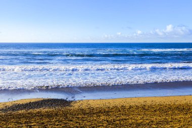 Bulutlu havalarda Atlantik Okyanusu kıyısında, pitoresk sörf