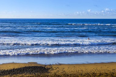 Bulutlu havalarda Atlantik Okyanusu kıyısında, pitoresk sörf