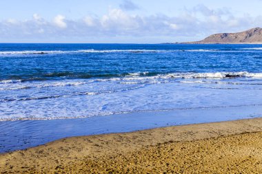 Bulutlu havalarda Atlantik Okyanusu kıyısında, pitoresk sörf