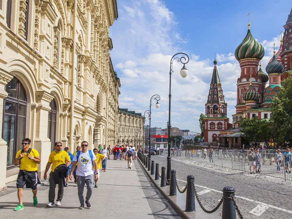 Moskova, Rusya, üzerinde 25 Haziran 2018. Kentsel görünümü. Şehir merkezinde güzel pitoresk cadde boyunca insanlar gider 