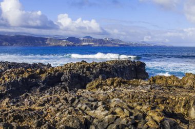 Atlantik Okyanusu kıyısında pitoresk kayaya dalgalar tarafından yıkanmış