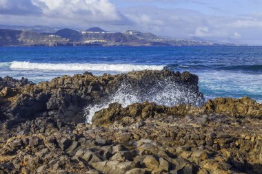 Atlantik Okyanusu kıyısında pitoresk kayaya dalgalar tarafından yıkanmış