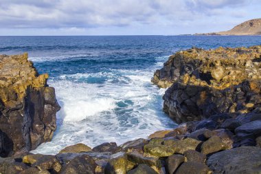 Atlantik Okyanusu kıyısında pitoresk kayaya dalgalar tarafından yıkanmış