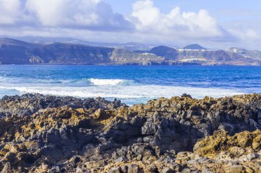 Atlantik Okyanusu kıyısında pitoresk kayaya dalgalar tarafından yıkanmış