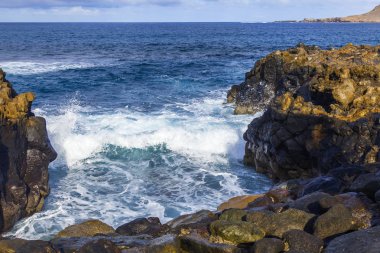 Atlantik Okyanusu kıyısında pitoresk kayaya dalgalar tarafından yıkanmış