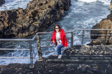 Las Palmas de Gran Canaria, İspanya, 10 Ocak 2018 üzerinde. Kış okyanus dalgalarının bilir. Kadın bir su kenarı yürür