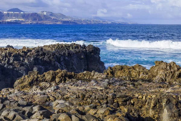 Pintoresca Roca Costa Del Océano Atlántico Está Bañada Por Olas — Foto de Stock