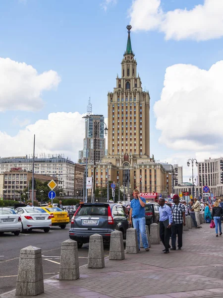 莫斯科 俄罗斯 在2018年7月3日 人们沿着共青团广场走 历史摩天大楼列宁格勒酒店在距离可见 — 图库照片