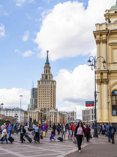 Moscú Rusia Julio 2018 Gente Por Plaza Komsomolskaya Rascacielos Histórico — Foto de Stock