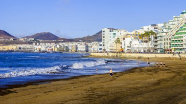 Las Palmas de Gran Canaria, İspanya, 10 Ocak 2018 üzerinde. Kış Playa de Las Canteras beach Atlantik Okyanusu ve uzaktan güzel dolgu kıyısında bilir