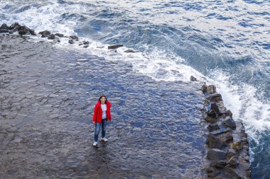 Las Palmas de Gran Canaria, İspanya, 10 Ocak 2018 üzerinde. Kış okyanus dalgalarının bilir. Kadın bir su kenarı yürür