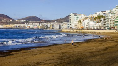 Las Palmas de Gran Canaria, İspanya, 10 Ocak 2018 üzerinde. Kış Playa de Las Canteras beach Atlantik Okyanusu ve uzaktan güzel dolgu kıyısında bilir