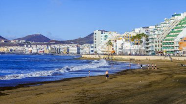 Las Palmas de Gran Canaria, İspanya, 10 Ocak 2018 üzerinde. Kış Playa de Las Canteras beach Atlantik Okyanusu ve uzaktan güzel dolgu kıyısında bilir