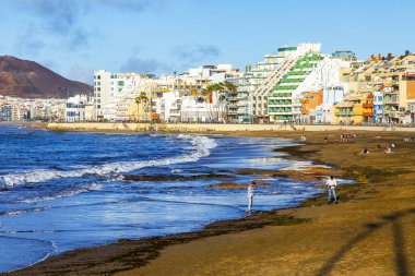 Las Palmas de Gran Canaria, İspanya, 10 Ocak 2018 üzerinde. Kış Playa de Las Canteras beach Atlantik Okyanusu ve uzaktan güzel dolgu kıyısında bilir
