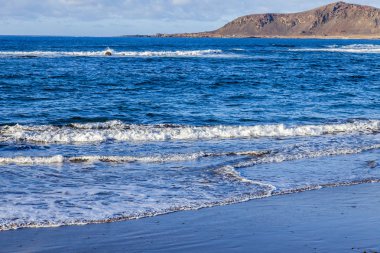Bulutlu havalarda Atlantik Okyanusu kıyısında, pitoresk sörf