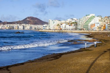 Las Palmas de Gran Canaria, İspanya, 10 Ocak 2018 üzerinde. Kış Playa de Las Canteras beach Atlantik Okyanusu ve uzaktan güzel dolgu kıyısında bilir