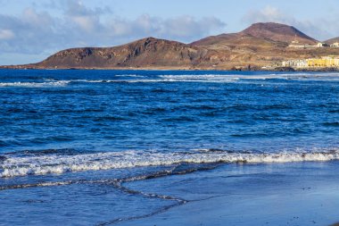 Bulutlu havalarda Atlantik Okyanusu kıyısında, pitoresk sörf