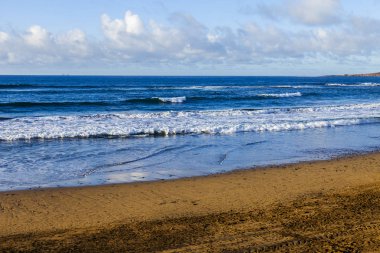 Las Palmas de Gran Canaria, İspanya, 10 Ocak 2018 üzerinde. Kış güneşi Playa de Las Canteras beach Atlantik Okyanusu kıyısında ışıklar.. 
