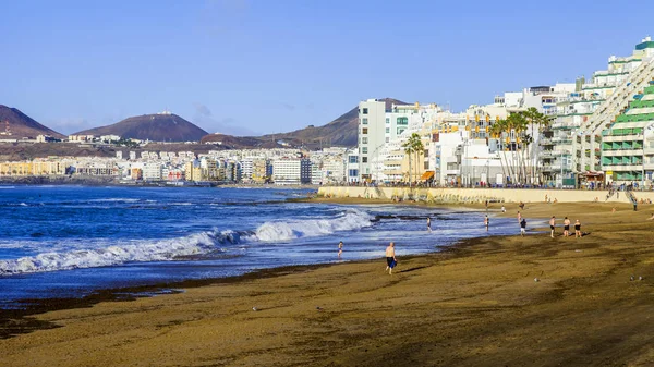 Las Palmas de Gran Canaria, İspanya, 10 Ocak 2018 üzerinde. Kış Playa de Las Canteras beach Atlantik Okyanusu ve uzaktan güzel dolgu kıyısında bilir