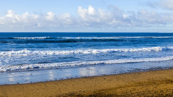 Bulutlu havalarda Atlantik Okyanusu kıyısında, pitoresk sörf