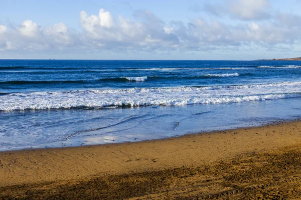 Las Palmas de Gran Canaria, İspanya, 10 Ocak 2018 üzerinde. Kış güneşi Playa de Las Canteras beach Atlantik Okyanusu kıyısında ışıklar.. 