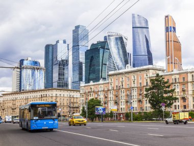 Moskova, Rusya, 3 Temmuz 2018. Kentsel görünümü. Araba Dorogomilovskaya sokağa dön. Gökdelenler Moscow City vardır mesafe görünür