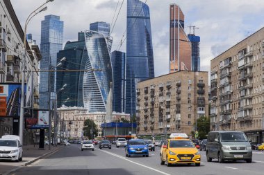 Moskova, Rusya, 3 Temmuz 2018. Kentsel görünümü. Araba Dorogomilovskaya sokağa dön. Gökdelenler Moscow City vardır mesafe görünür