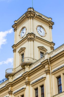Moskova, Rusya, 3 Temmuz 2018. Kentsel görünümü. Leningrad tren istasyonu başkentin bir cephe parçası