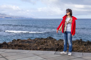 Las Palmas de Gran Canaria, İspanya, 10 Ocak 2018 üzerinde. Kış okyanus dalgalarının bilir. Kadın bir sörf çevre satır banka üzerinde yürüyor