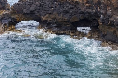 Atlantik Okyanusu kıyısında pitoresk dalgaları kıyı rock yıkama