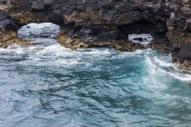 Atlantik Okyanusu kıyısında pitoresk dalgaları kıyı rock yıkama
