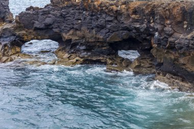 Atlantik Okyanusu kıyısında pitoresk dalgaları kıyı rock yıkama