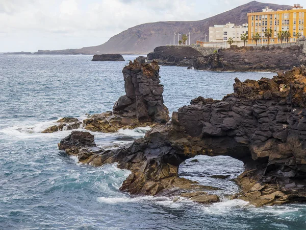 Olas Pintorescas Costa Del Océano Atlántico Lavan Roca Costera — Foto de Stock