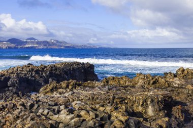 Atlantik Okyanusu kıyısında pitoresk dalgaları kıyı rock yıkama