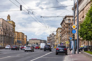 Moskova, Rusya, 3 Temmuz 2018. Kentsel görünümü. Araba Kutuzovsky Caddesi üzerinde gitmek