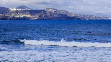 Atlantik Okyanusu kıyısında pitoresk dalgaları kıyı rock yıkama