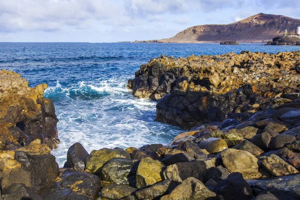 大西洋沿岸的风景如画的海浪冲刷着海岸的岩石 — 图库照片