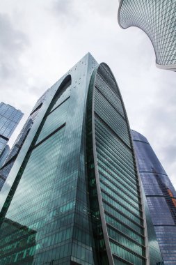 Moskova, Rusya, 3 Temmuz 2018. Kentsel görünümü. Gökdelenler Moscow city bulutlu gökyüzü arka planı