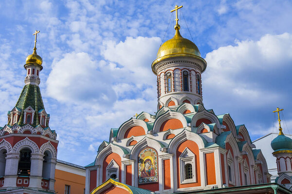 Москва, Россия, 25 июня 2018 года. Купола Казанского собора на Красной площади. Архитектурный фрагмент
