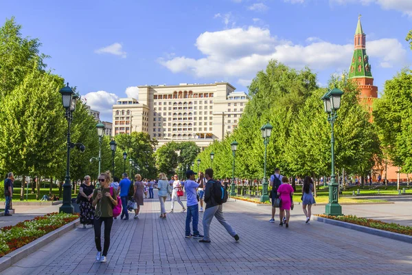 Mosca Russia Giugno 2018 Gente Lungo Bellissimo Viale Aleksandrovsk Giardino — Foto Stock