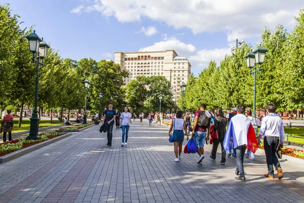 Moskova, Rusya, üzerinde 25 Haziran 2018. İnsanlar Aleksandrovsk güzel Caddesi boyunca bir bahçe için gidin. Moskova otel uzaktan görülür