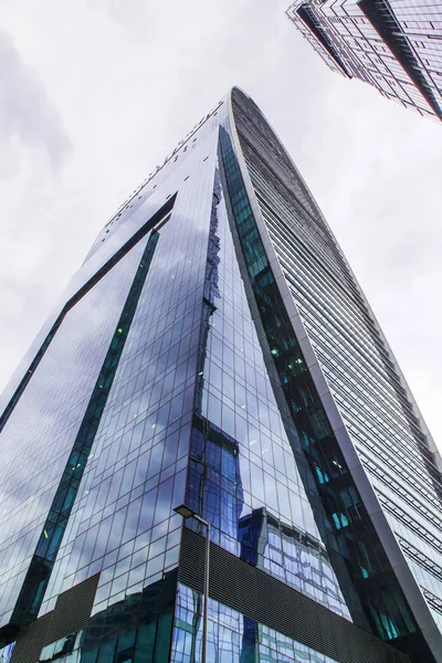 Moskova, Rusya, 3 Temmuz 2018. Kentsel görünümü. Gökdelenler Moscow city bulutlu gökyüzü arka planı