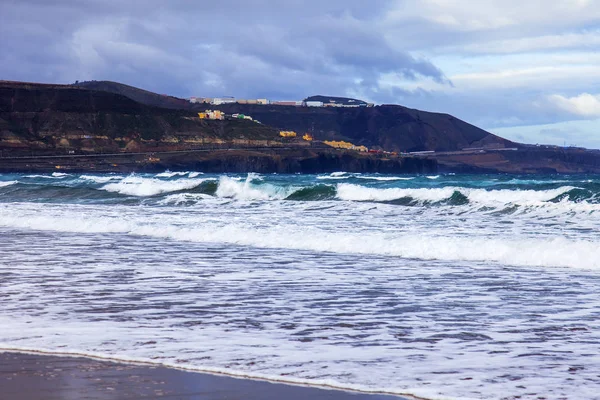 Atlantik Okyanusu kıyısında pitoresk dalgaları kıyı rock yıkama