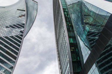 Moskova, Rusya, 3 Temmuz 2018. Kentsel görünümü. Gökdelenler Moscow city bulutlu gökyüzü arka planı